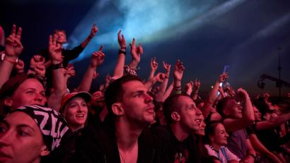 Bild: Thomas Frey/dpa
Fans feiern den Auftritt der Punkband „Die toten Hosen“ beim Festival „Rock am Ring“ am Nürburgring vor der der Hauptbühne auf.