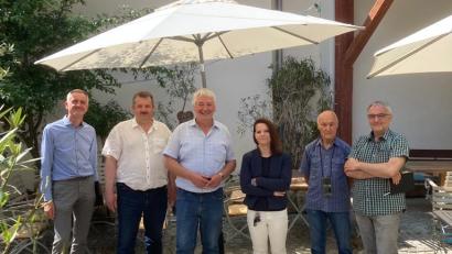 Bild: A. Hopfner/exb
Die Bürgermeister von Schönsee, der Seniorenvertreter und Architekten des Planungsbüros Rösch und des Büros "pro.b" besuchten die Gemeinde Langenfeld in Mittelfranken, um sich über die Ortskernentwicklung der Gemeinde zu informieren.