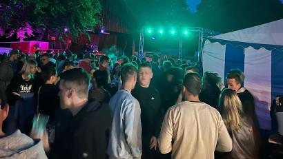 Bild: gz
Nach Einbruch der Dunkelheit füllt sich das Areal bei der Beach-Party am Freizeitgelände "Atzmannsee".