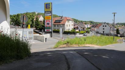 Bild: Wolfgang Steinbacher
Die Umleitungsstrecke hat enge Kurven und starke Steigungen: Was mit einem Auto noch gut zu machen ist, wird mit einem Lkw - teils auch noch mit Anhänger - zu einer echten Prüfung für Fahrer und Motor.