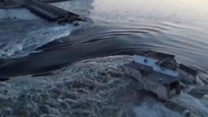 Bild: Uncredited/Ukrainian Presidential Office/AP/dpa
Das vom ukrainischen Präsidialamt über AP veröffentlichte Videostandbild zeigt Wasser, das durch einen Durchbruch im Kachowka-Staudamm fließt.