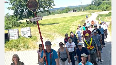 Bild: no
Mit ihrem Wallfahrtsbild gehen die Illschwanger den langen Weg nach Gößweinstein.