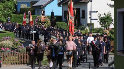 Bild: kro
Ein kleiner, aber feiner Kirchenzug, bei dem alle acht Ortsfeuerwehren vertreten waren, bewegte sich durch die Straßen von Naab zum idyllischen Dorfplatz, wo der Festgottesdienst unter freiem Himmel stattfand.