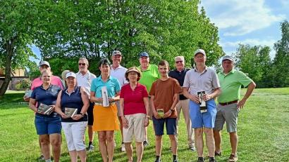 Bild: Kateřina Kalčíková/Golfclub Stiftland/exb
Die Teilnehmenden am Turnier um den Preis der Clubhaus-Gesellschaft, von links Jürgen Hildebrand, Angela Völker, Sabine Baumer, Klaus Kohlhepp, Karin Janda, Andreas Graf, Marlies Koch, Michael Janda, Paul Meyer, Albert Saller, Wolfgang Beer und Präsident Herbert Bäuml.