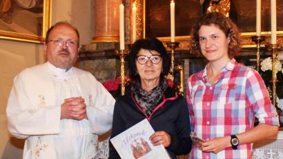Bild: no
Dekan Elmar Spöttle ehrt Inge Gerlach (Mitte) für den 25. und Wallfahrtsführerin Cornelia Dürgner (rechts) für den 20. Pilgergang von Illschwang nach Gößweinstein.