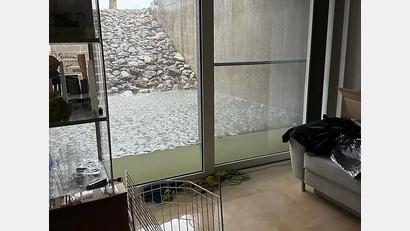 Bild: Christian Herzog/exb
Vor dieser Terrassentür staute sich das Wasser in Weiden am See am Dienstag fast einen halben Meter hoch