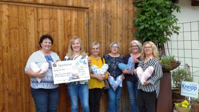 Bild: A.Schwaiger/exb
Uschi Kass vom Golf Club Lauterhofen übergibt Marianne Kroner, Organisatorin der Herzkissen, Anneliese Lahs, Cäcilia Kramer, Claudia Deiner und Sabine Baumer (von links) eine Spende von 660 Euro.