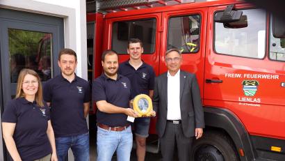 Bild: bkr
Liborius Gräßmann (rechts) übergab den Defibrillator an die Feuerwehr Lienlas um Katja Heinz (von links), Stefan Reichenberger, Christopher Buchbinder und Matthias Siebeneichner.