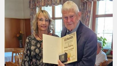 Bild: Sonja Seidel
Der Stopselclub Gebenbach in der Person der Vorsitzenden Sonja Seidel ernennt Peter Nitsche zu seinem Ehrenvorsitzenden.