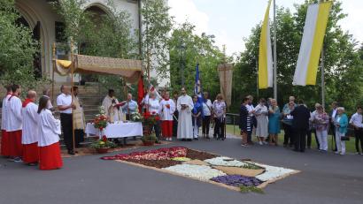 Bild: mfh
Der Wegealtar mit kunstvoll gestaltetem Motiv aus Blumen vor der Herz-Jesu-Kirche in Rosenberg.