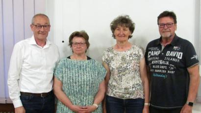 Bild: sam
Bürgermeister Erwin Geitner (von links) zeichnet Evelin Teich, Marga Kraus und Dieter Teich aus, die seit 15 Jahren dem Riedener Marktgemeinderat angehören.