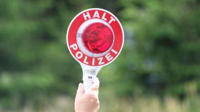 Symbolbild: Sebastian Willnow/dpa
Bei einer Kontrolle bemerkten Polizisten Alkoholgeruch.