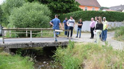 Bild: bnr
Der Zahn der Zeit hat an der Brücke über den Kulmbach in Untersteinbach Oberflächenschäden verursacht. Für eine grundlegende Sanierung sah der Bauausschuss keinen Bedarf.