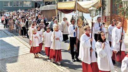 Bild: lg
Die Prozession mit dem Allerheiligsten beim Zug über den Marktplatz.
