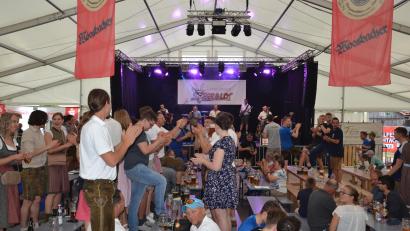 Bild: gi
Beim Party-Frühschoppen zum Jubiläum der SpVgg Moosbach mit der Gruppe „Sappralot“ geht die Post ab.