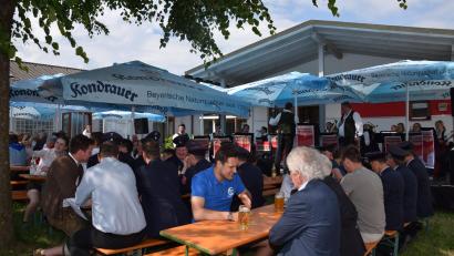 Bild: fla
Bereits der musikalische Frühschoppen beim Gartenfest der Trachtenkapelle ist gut besucht. Die Gäste suchen sich ein schattiges Plätzchen, genießen die Musik und unterhalten sich.