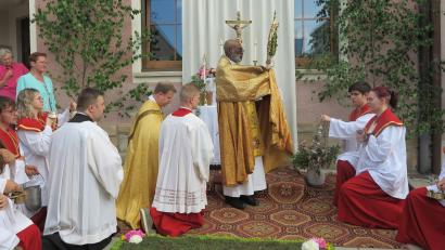 Bild: jzk
Am ersten Altar spendete Erzbischof Dr. Charles Palmer Buckle mit der Monstranz den Segen.