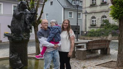 Bild: Susanne Forster
Thomas Stadler kümmert sich rund um die Uhr um seine an Blutkrebs erkrankte Tochter Luisa. Eine der Unterstützerinnen aus dem Freundeskreis ist die 27-jährige Sarah Näger (rechts). Sie hat gemeinsam mit weiteren Menschen einen Spendentag für Luisa organisiert.