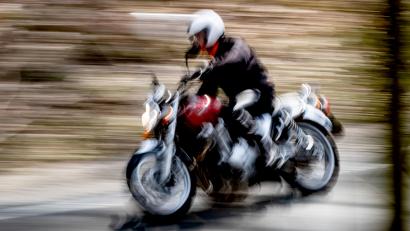 Symbolbild: Peter Steffen/dpa
Ein 21-jähriger Motorradfahrer landete bei Mantel im Graben.