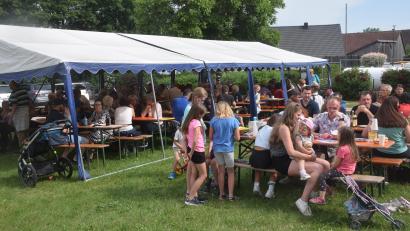 Bild: fz
Den Besuchern gefällt es auf dem Kirchplatz beim Pfarrfest.