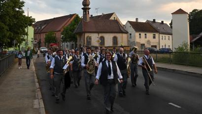 Bild: sak
An der Nepomukkapelle vorbei zieht die Werkvolkkapelle in Schlicht bei ihrem Zapfenstreich.