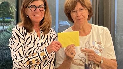 Bild: Inner-Wheel-Club Weiden/exb
Iris Müller (links), Präsidentin Inner-Wheel-Club Weiden, übergibt 2000 Euro für Lebensmittel an Asante-Gründerin Christine Rottland.