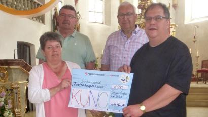 Bild: mad
Gisela Plößl, Andreas Immervoll, Hans Dammer und Pfarrer Markus Urban (von links) zeigt das Bild bei der Spendenübergabe.
