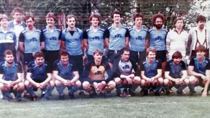 Bild: exb
Die Aufstiegsmannschaft des SV Raigering 1982/83. Hinten von links: Reinhard Witetschek, Spartenleiter Martin Platzer, Walter Hiltl, Walter Witetschek, Hubert Erras, Hans Biehler, Rudi Buberl, Bernd Gröschl, Willi Riss, Trainer Peter Bogner und Betreuer Klaus Hoffman. Vordere Reihe: Roland Erras, Rainer Hiltl, Anton Pinzenöhler, Robert Schobert, Stefan Bechtl, Franz Gummermann, Herby Beck und Josef Teichmann.