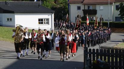 Bild: sne
Ein großer Festzug eröffnete den Festakt zum 50-jährigen Bestehen.