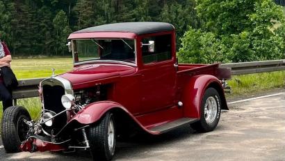 Bild: FFW Penting, Jürgen Keilhammer 
Ein Mann hat mit seinem Oldtimer einen Unfall gebaut.