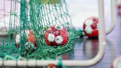 Symbolbild: Uwe Anspach/dpa
Unbekannte haben sich an den Handballtoren an der Grundschule in Altenstadt/WN zu schaffen gemacht. Nun sucht die Polizei nach Zeugen.