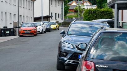 Bild: Petra Hartl
In der Unteren Gartenstraße einen Parkplatz zu finden, ist fast immer eine Herausforderung. Die Flächen am Straßenrand sind meistens zugeparkt. Gleiches gilt für die Rosenstraße gleich nebenan oder andere Wohnstraßen in diesem Gebiet.