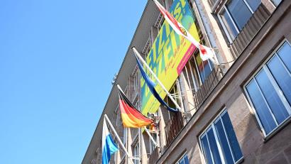 Bild: Pia Bayer/dpa
Ein Banner mit der Aufschrift "Jetzt ist die Zeit" prangt an der Fassade des Nürnberger Rathauses am Hauptmarkt.