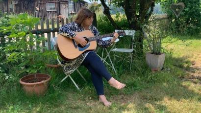 Bild: Ulrike Preißinger
Im Garten oder auf der Bühne am Mitsingkonzert: Die Gitarre ist der liebste Begleiter von Sabine Rix.
