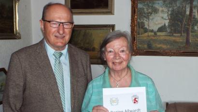 Bild: e
Regine Allwardt feierte 80.Geburtstag. Es gratulierte im Namen der Gemeinde Kümmersbruck Bürgermeister Hubert Blödt.