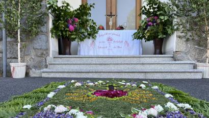 Bild: nza
Einen Blumenteppich hatten Gabi Mark und Martina Sirtl mit ihrem Team hergerichtet.