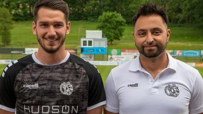Bild: A. Schwarzmeier
Johannes Golla (links) wird die Abwehr der DJK Gebenbach verstärken. Sportlicher Leiter Erdal Izmire freut sich über die Verpflichtung.