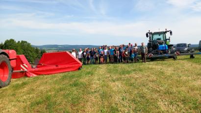 Bild: Fleischmann/exb
Maschinen können unerwünschte Pflanzen wie Ampfer inzwischen optisch erkennen und punktuell bekämpfen. Dazu gab es nun Infos für Landwirte.