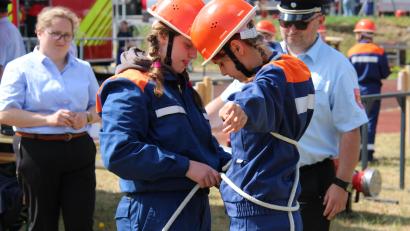 Bild: prh
Jede Menge Action gab es beim Kreisjugendfeuerwehrtag am Samstag in Floß. An 5 Stationen mussten die Feuerwehrnachwuchskräfte Können und Geschick beweisen. Auf der Blaulichtmeile war als Rahmenprogramm für reichlich Abwechslung gesorgt.