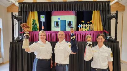 Bild: Herbert Rohrwild/exb
Mit ihrer Puppenbühne warnen die Polizeibeamten die Senioren in Stulln auf unterhaltsame Art vor Betrügern.