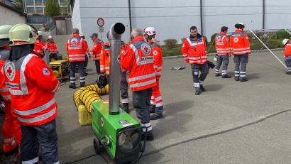 Bild: Marko Pammer/exb
Hier bauen die Teilnehmer des Lehrgangs Technik und Sicherheit eine Zeltheizung auf.