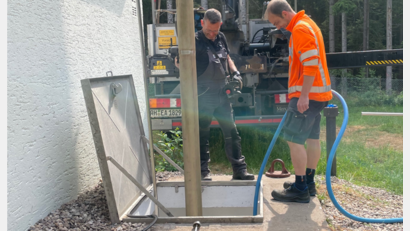 Bild: Corinna Hagn/exb
Harald Wollnitzke, Obermonteur der Firma Wilo (links) und Wasserwart Michael Girke beim Einsetzen der Steigleitung am Trinkwassserbrunnen.