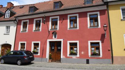 Bild: szl
Seit 2018 betreibt die Familie Gleißner aus Bärnau den Hammerer-Zoigl in der Tirschenreuther Altstadt. Nun wollen die Inhaber ihren Biergarten ausbauen und Parkplätze für Gäste schaffen.