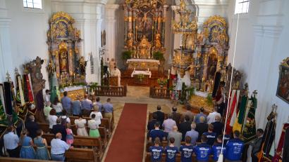 Bild: gi
Mit einem Festgottesdienst für die verstorbenen Mitglieder wurde das Jubelfest 100 Jahre SpVgg Moosbach in der Wieskirche gefeiert.