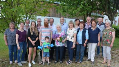 Bild: jr
Mit ihrer ganzen Familie feierte Josefine Schiffmann (mit Blumen) am Samstagnachmittag ihren 85. Geburtstag im Gemeinschaftshaus Dobrigau. Die Familie ließ die Mutter, Oma und Uroma hochleben. Unter den Gästen auch Dritter Bürgermeister Josef Schwägerl (links hinter der Jubilarin), sowie (rechts daneben) Stadtpfarrer Anton Witt.