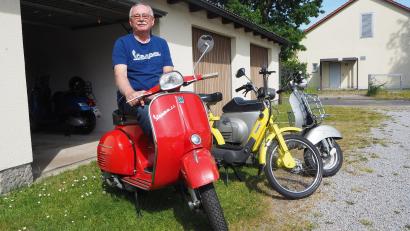 Bild: bl
Die rote, aus Schweden importierte Vespa ist nicht nur für Karl Fraß ein begehrtes Sammlerobjekt. In seine Sammlung der Piaggio-Produkte gehört auch das gelbe Mofa daneben. Den Oldtimer im Hintergrund (Baujahr 1971) hat er Vespa-Fan auf E-Motor umgerüstet.