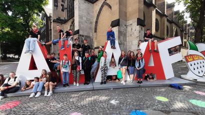 Bild: rgl
Die Ministranten aus Luhe besichtigen bei ihrem Besuch in Köln die Minoritenkirche.