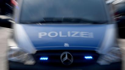Symbolbild: Carsten Rehder/dpa
Drei Angler hatten sich unerlaubterweise an einem Weiher im Bereich Oberviechtach bedient. Der Besitzer holte die Polizei, es setzte Strafanzeigen wegen Fischdiebstahls.