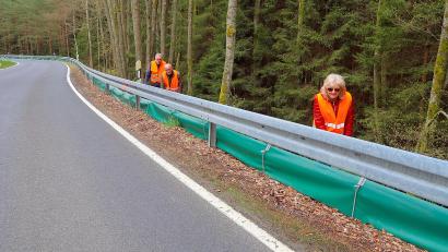 Bild: bsc
Ein 150 Meter langer Schutzzaun hat sich bewährt. Robert Mertl, Dr. Siegfried Steinkohl und Rita Steinkohl (von links) sammelten täglich Amphibien ein und setzten sie in das gegenüberliegende Gewässer.