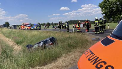 Bild: bl
Vier teils schwer verletzte Personen, darunter auch ein dreijähriges Kind, gab es am Sonntagmittag bei einem Unfall in der Nähe von Wolfringmühle, als der Toyota (vorne im Bild) beim Abbiegen von einem nachfolgenden Auto gerammt wurde.